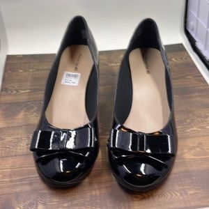 New, Never Worn Girls Black Shiny Shoes size 6, fits Womens size 7